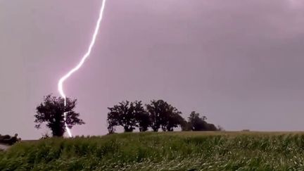 Une vingtaine de Français sont frappés par la foudre chaque année. Lorsque l'orage approche, il existe plusieurs gestes à adopter, comme éviter les points hauts et trouver un abri fermé. (FRANCE 2)