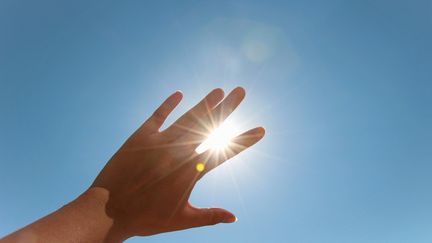 Le réchauffement climatique interpreté par une main de femme qui se protège du soleil. Photo d'illustration. (CLAIRE LEYS / FRANCE-BLEU DRÔME-ARDÈCHE / RADIO FRANCE)