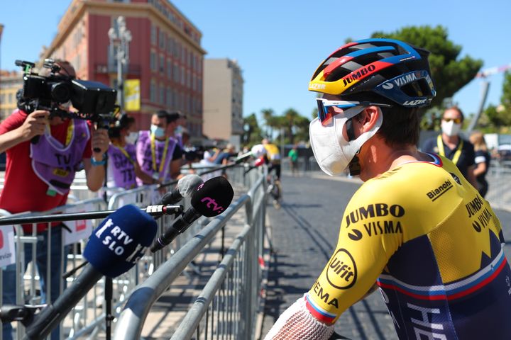 Primoz Roglic répond à la presse à bonne distance (THIBAULT CAMUS / POOL)