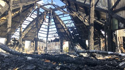 Le chapiteau de Chanteloup-les-Vignes, après l'incendie, le 4 novembre 2019.&nbsp; (JULIETTE CAMPION / FRANCEINFO)