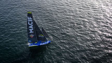 L'Imoca MACIF de Charlie Dalin, un des favoris à la victoire, prend le large après le départ donné aux Sables-d'Olonne, dimanche. (LOIC VENANCE / AFP)