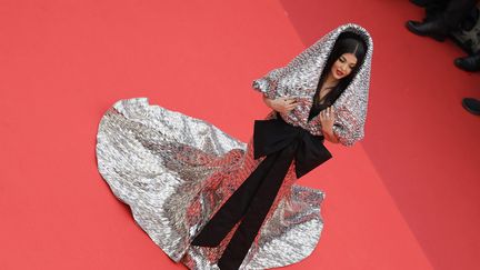 Enveloppée de tissu argenté, la star de Bollywood Aishwarya Rai arborait jeudi sur le tapis rouge la plus spectaculaire des robes de la soirée. (NEILSON BARNARD / GETTY IMAGES EUROPE)