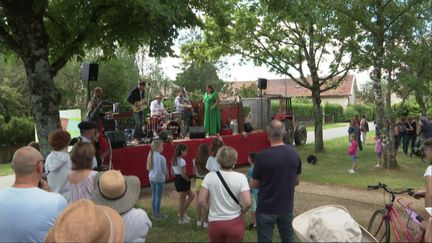 Le groupe originaire de Poitiers Audrey et les Plans B et sa scène itinérante (France 3 Poitou-Charentes)