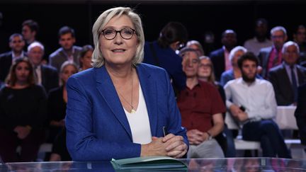 Marine Le Pen sur le plateau de "L'Emission politique" de France 2, le 19 octobre 2017. (PHILIPPE LOPEZ / AFP)