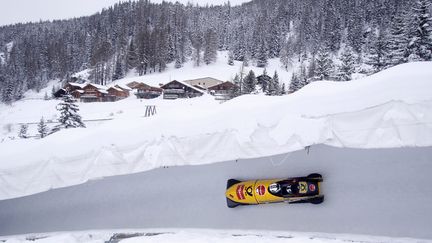 La piste de bobsleigh située à La Plagne en France lors d'une compétition internationale en 2015. (YOAN VALAT / MAXPPP)