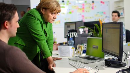 La chanceli&egrave;re allemande Angela Merkel visite les locaux d'une start-up &agrave; Berlin (Allemagne), le 7 mars 2013. (HANNIBAL HANSCHKE / POOL / AFP)