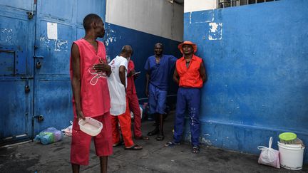 Des détenus attendent d'être servis en nourriture, le 30 août 2019 à la prison de Port-au-Prince, en Haïti. (CHANDAN KHANNA / AFP)