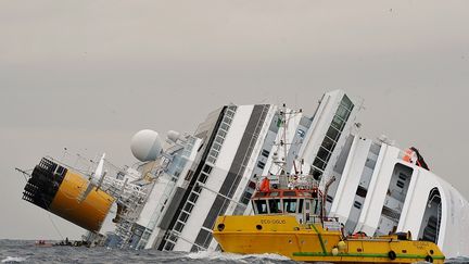 Un bateau de sauvetage aux abords du Costa Concordia, le 16 janvier 2011.&nbsp; (ANDREAS SOLARO / AFP)