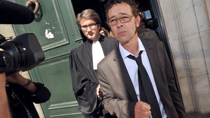 Nicolas Bonnemaison devant la cour d'appel de Pau (Pyr&eacute;n&eacute;es-Atlantiques), le 6 septembre 2011. Poursuivi p&eacute;nalement pour sept cas d'euthanasie, cet urgentiste a &eacute;t&eacute; radi&eacute; par l'Ordre r&eacute;gional des m&eacute;decins. (PIERRE ANDRIEU / AFP)