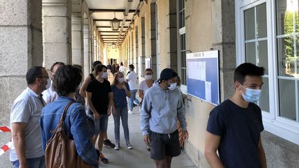 Des bacheliers de Guéret (Creuse) dans l'attente des résultats du bac 2020. (BASTIEN MUNCH / FRANCE-BLEU CREUSE)