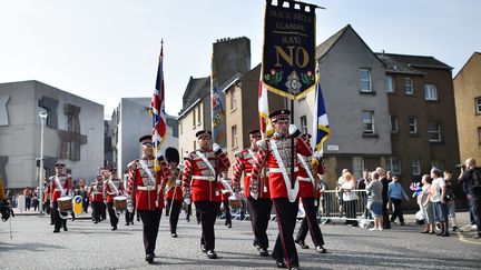 D&eacute;fil&eacute; orangiste dans les rues d'Edimbourg, en faveur du non au r&eacute;f&eacute;rendum sur l'ind&eacute;pendance de l'Ecosse, samedi 13 septembre.&nbsp; (BEN STANSALL / AFP)