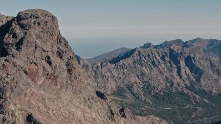 Le GR20, en Corse, c'est 180 km de randonnée et plus d'une dizaine de refuges, gérés par le Parc naturel régional. Dernière carte postale avant leur fermeture hivernale. (France 2)