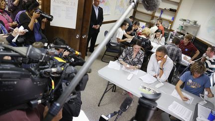 J-23 #TEAMOBAMA Le pr&eacute;sident am&eacute;ricain Barack Obama appelle quelques b&eacute;n&eacute;voles pour les remercier de leur travail &agrave; son QG de campagne de Williamsburg (Virginie), le 14 octobre 2012. (JONATHAN ERNST / REUTERS)