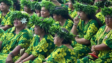 La flamme olympique a déplacé les foules dimanche 9 juin à Teahupo'o, en Polynésie française, qui sera le théâtre des épreuves de surf. (JEROME BROUILLET / AFP)