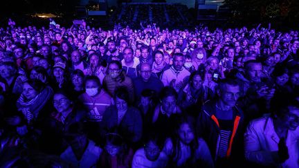 Plusieurs centaines de festivaliers assistent au concert de Vianney, lors de l'ouverture des Vieilles Charrues 2021, le 8 juillet, à Carhaix. (SAMEER AL-DOUMY / AFP)