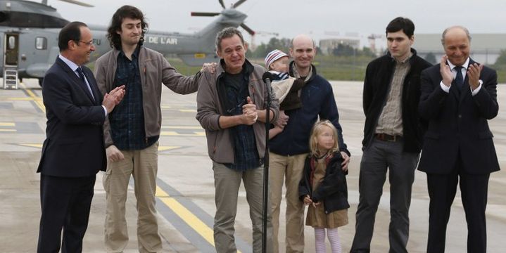 Les otages français lors de leur retour en France le 18 avril 2014. 
 (T.Samson/AFP)