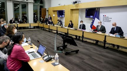 Le Premier ministre, Jean Castex, et le ministre de l'Éducation nationale, Jean-Michel Blanquer rencontrent des représentants des syndicats d'enseignants français au ministère de l'Éducation, à Paris, le 13 janvier 2022. (THOMAS COEX / AFP)