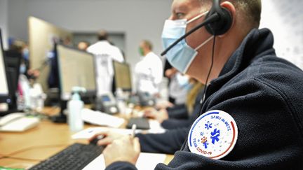 Un opérateur du Samu au centre hospitalier de Metz-Thionville, à&nbsp;Ars-Laquenexy (Moselle), le 14 janvier 2021. (JEAN-CHRISTOPHE VERHAEGEN / AFP)