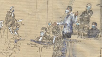 Salah Abdeslam et, devant lui, ses avocats, Martin Vettes et Olivia Ronen, face aux parties civiles, au procès des attentats du 13-Novembre. Dessin daté du 9 février 2022. (BENOIT PEYRUCQ / AFP)
