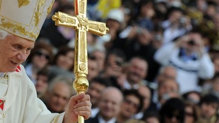 Le pape lors d'une messe célébrée sur l'île de Malte devant des dizaines de milliers de personnes (AFP - ALBERTO PIZZOLI)