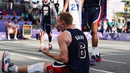 L'Américain Canyon Barry, après la victoire de son équipe face à la France, dans la compétition olympique de basket 3x3, le 2 août à La Concorde. (DAVID GRAY / AFP)