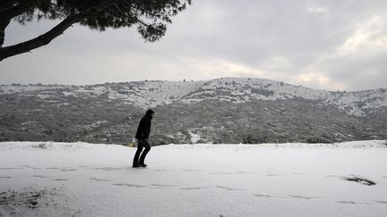 Un homme marche sur la neige dans les calanques du Chalabran, pr&egrave;s de Marseille (Bouches-du-Rh&ocirc;ne), le 10 f&eacute;vrier 2012. ( BORIS HORVAT / AFP)