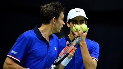 Nicolas Mahut et Pierre-Hugues Herbert le 17 septembre 2016 à Zadar (Croatie) pour leur demi-finale de Coupe Davis en double. (ANDREJ ISAKOVIC / AFP)