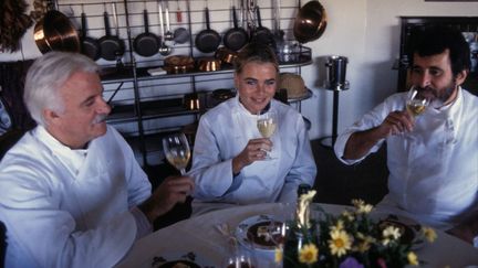 Margaux Hemingway apprend la cuisine avec le cuisinier Roger Vergé dans son restaurant 'Le Moulin de Mougins' en octobre 1982 à Mougins, France.&nbsp;
 (ALAIN MINGAM / GAMMA-RAPHO / GETTY IMAGES)