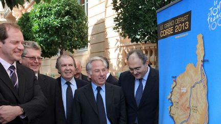 Christian Prudhomme, le directeur du Tour de France, et les élus locaux de Porto Vecchio