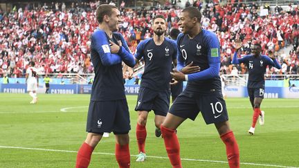 Kylian Mbappé et Antoine Griezmann célèbrent le but du premier contre le Pérou,&nbsp;lors du Mondial, jeudi 21 juin 2018 à Ekaterinbourg (Russie). (ANNE-CHRISTINE POUJOULAT / AFP)