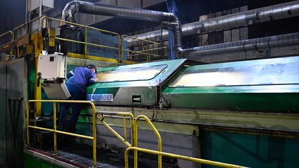 L'entreprise Setforge produit plus la nuit pour payer ses factures d'électricité en heures creuses, à Hagondange (Moselle). (JEAN-CHRISTOPHE VERHAEGEN / AFP)