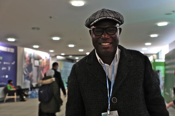 Appolinaire Gnanvi, membre de la délégation du Bénin, assiste à la COP26 à Glasgow (Ecosse), le 31 octobre 2021. (CAMILLE ADAOUST / FRANCEINFO)