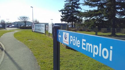 Un panneau indiquant l'agence Pôle emploi à Montval-sur-Loir (Sarthe). Photo d'illustration. (ALEXANDRE CHASSIGNON / FRANCE-BLEU MAINE)