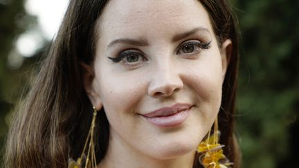 À 35 ans, la chanteuse américaine Lana Del Rey sort son premier livre, "Violet Bent Backwards Over The Grass", un recueil de 14 poèmes accompagné d'un livre audio (ERIK VOAKE / GETTY IMAGES NORTH AMERICA)