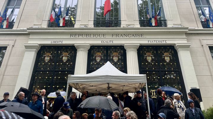 A gathering in Courbevoie, Friday June 21, after the anti-Semitic rape of a 12-year-old girl.  (CAMILLE LAURENT / FRANCEINFO)