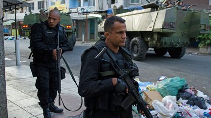 Le bataillon des op&eacute;rations polici&egrave;res sp&eacute;ciales patrouille dans les favelas de la Mar&eacute;, &agrave; Rio (Br&eacute;sil), le 30 mars 2014. (CHRISTOPHE SIMON / AFP)