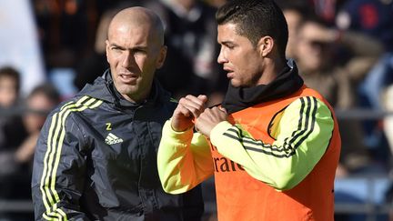 Zinédine Zidane en discussion avec Cristiano Ronaldo