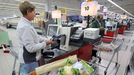 Une cliente paie ses achats en caisse automatique dans un hypermarché de Rennes, en septembre 2008. (MARCEL MOCHET / AFP)