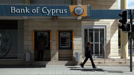 Devant une agence bancaire de Nicosie (Chypre), le 16 mars 2013. (YIANNIS KOURTOGLOU / AFP)