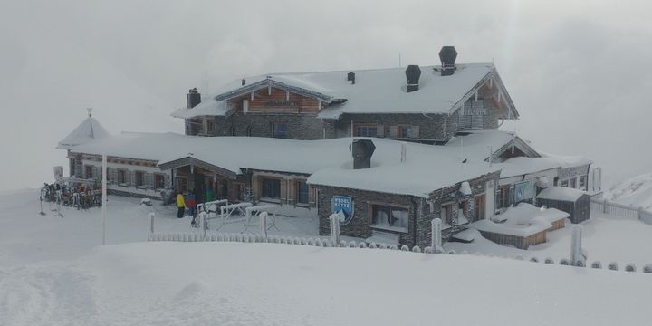 L'hôtel-restaurant d'altitude Wedelhütte Hochzillertal, sur les hauteurs de Stans, dans le Tyrol, au bord des pistes de ski.&nbsp; (Photo Emmanuel Langlois / franceinfo)