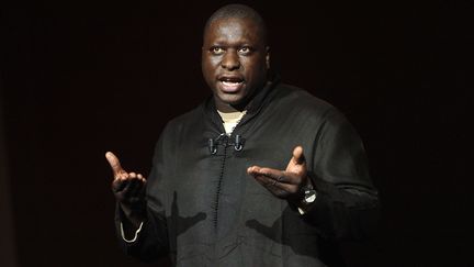 Mouss Diouf lors de la soir&eacute;e Rire contre le racisme organis&eacute;e par SOS Racisme en 2004. L'humoriste est&nbsp;mort des suites d'un AVC le 7 juillet 2012. (JEAN AYISSI / AFP)