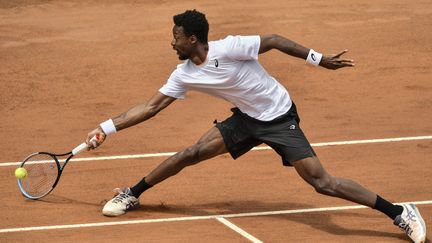 Le Français Gaël Monfils face à l'Italien Lorenzo Sonego lors du premier tour du Masters 1000 de Rome, 11 mai 2021. (FILIPPO MONTEFORTE / AFP)