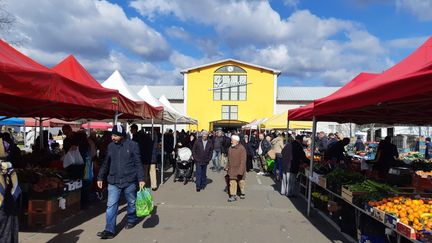 Sur le marché à Mulhouse, samedi 7 mars 2020. (JÉRÔME JADOT / RADIO FRANCE)