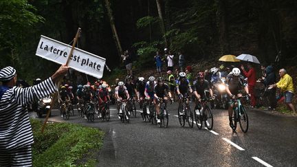 L’autre bonne nouvelle de ce 108e Tour a été le retour du public sur les routes de France. Et si, avec, on a aussi eu le droit à des déboires, comme la chute massive provoquée par la désormais tristement célèbre “dame à la pancarte”, on a pu profiter de tous ces petits spectacles du bord des routes qui font le charme du Tour. Pour Tadej Pogacar (UAE-Team Emirates), oui, parfois,&nbsp;“la terre est plate", même dans les cols les plus raides.&nbsp; (ANNE-CHRISTINE POUJOULAT / AFP)