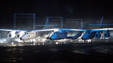 Les navettes SpaceShipTwo de Virgin Galactic lors de leur présentation dans le désert de Californie, en décembre 2009. (David McNew/Getty Images/AFP)