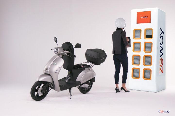 Un&nbsp;scooter électrique à batterie rechargeable. (ZEWAY)