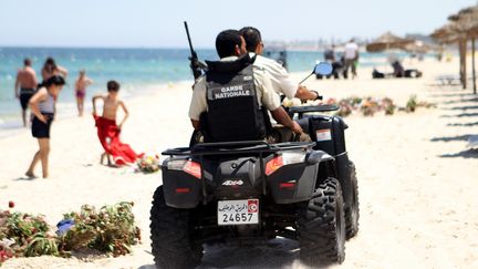 Des policiers tunisiens patrouillent, le 1er juillet 2015, sur une plage de Sousse (Tunisie), &agrave; proximit&eacute; de l'h&ocirc;tel attaqu&eacute; vendredi 26 juin 2015. (BECHIR TAIEB / AFP)