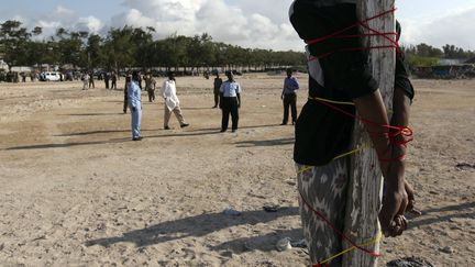 Un condamn&eacute; &agrave; mort est attach&eacute; &agrave; un poteau avant son ex&eacute;cution par un peloton arm&eacute;, &agrave; Mogadiscio (Somalie), en ao&ucirc;t 2013. (FEISAL OMAR / REUTERS)