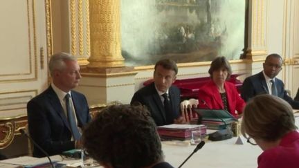 Emmanuel Macron réunit pour la première fois, dans la matinée du vendredi 2 septembre, un Conseil de défense consacré à l'énergie.&nbsp;Le but est d'examiner des scénarios pour éviter toute pénurie, comme l'explique la journaliste Lise&nbsp;Vogel, en direct de l'Élysée&nbsp;à Paris. (FRANCE 2)