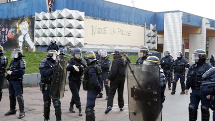 Des CRS devant le poste de police d'Aulnay-sous-Bois, pendant la manifestation de soutien à Théo, le 6 février. (FRANCOIS GUILLOT / AFP)